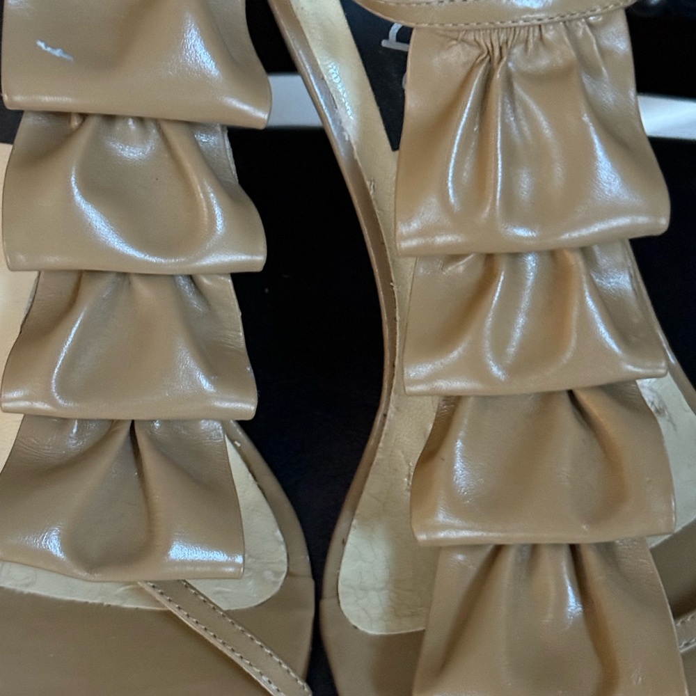 Ruffle shoes - Picture 2 of 8